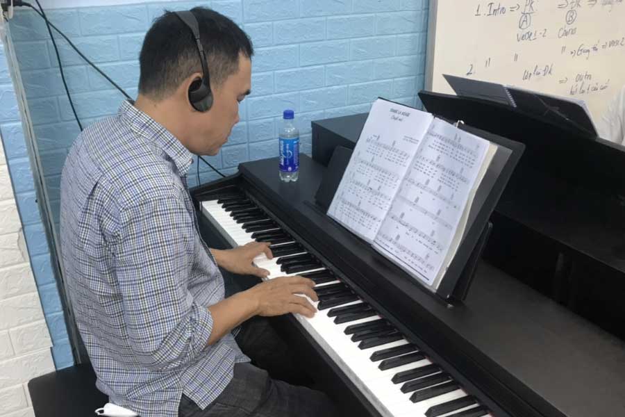 Người trưởng thành chơi piano tại trung tâm PM Music