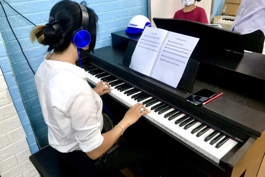 Luyện tập chăm chỉ piano để sớm tiến bộ